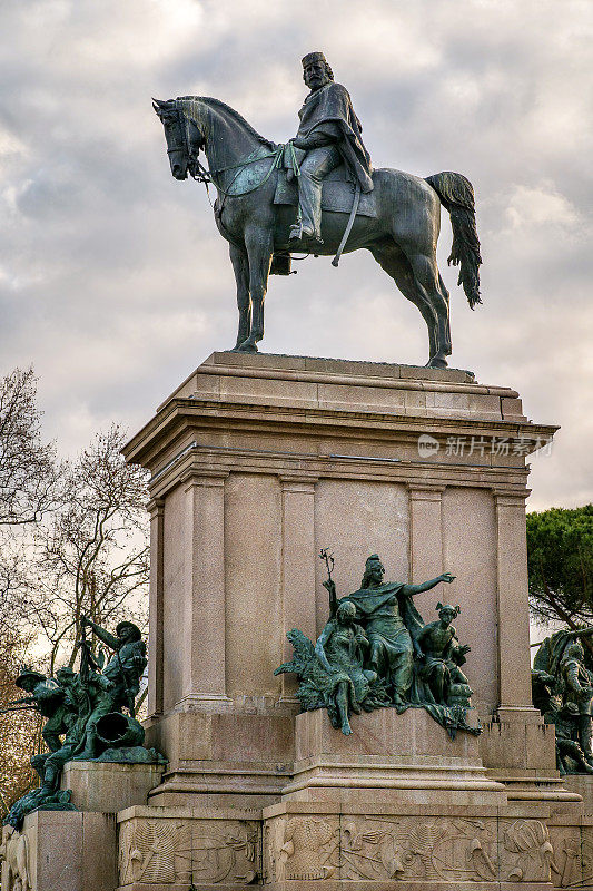 位于罗马市中心Janiculum山上的Giuseppe Garibaldi纪念碑